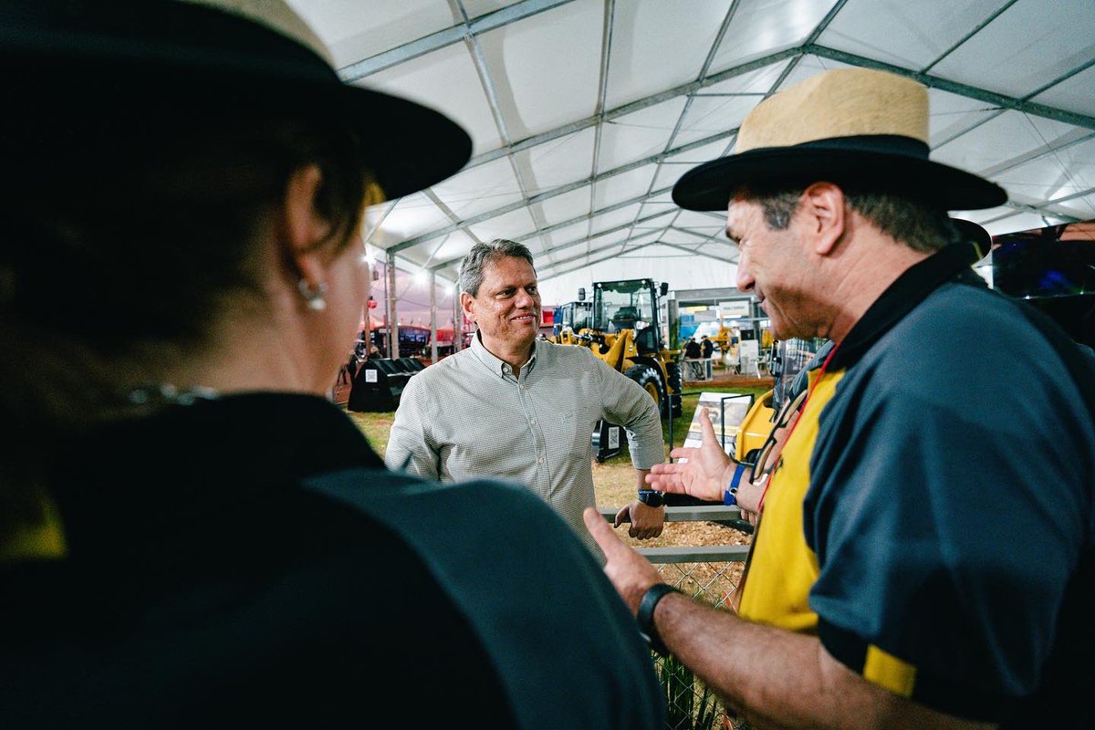 tarcisiogdf's tweet photo. Impressionado com tudo que vi na Agrishow. Depois de caminhar entre as pessoas q trabalham com esse setor que é a verdadeira mola propulsora do país, fico muito satisfeito com a potência da indústria nacional, que vem entregando tecnologia à altura da grandeza do agro brasileiro. https://t.co/3e017lqqpT