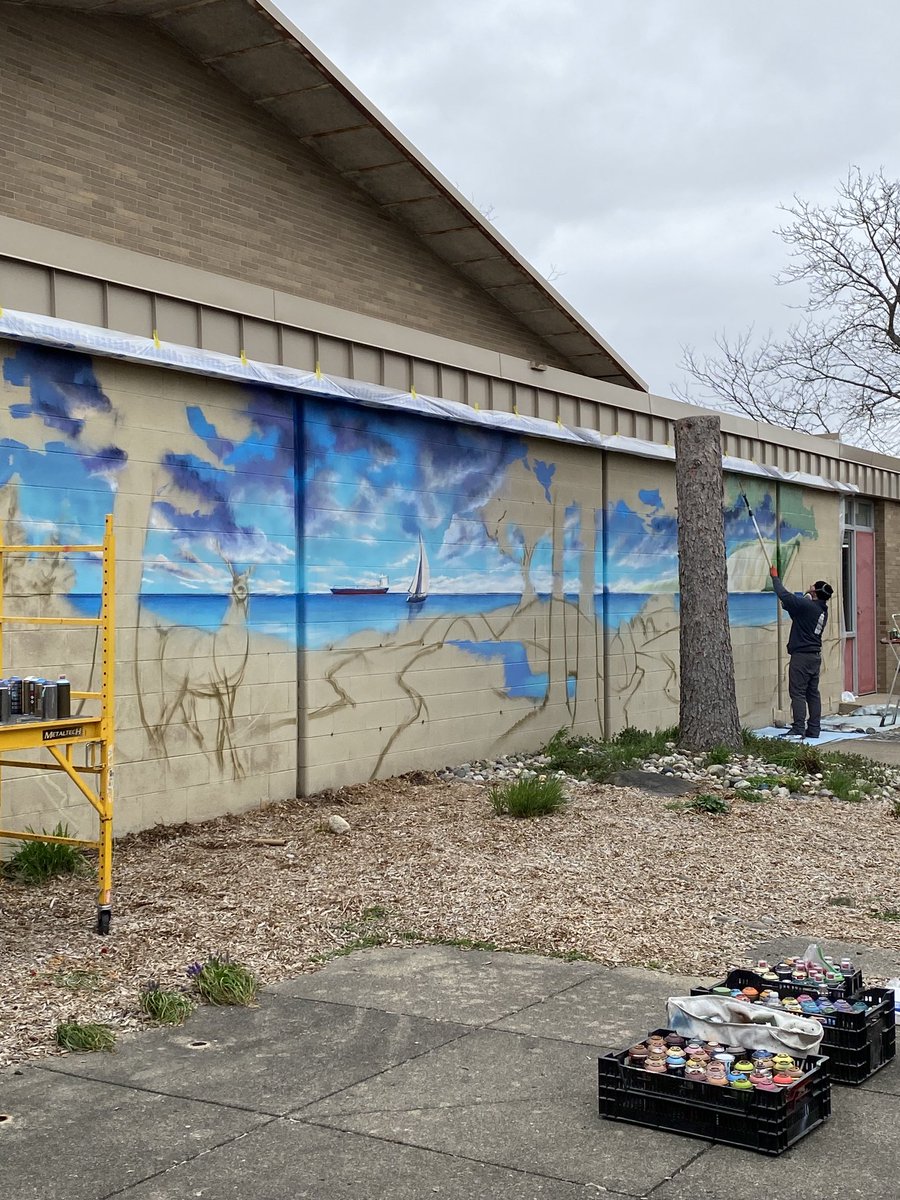DgoetzDoris's tweet photo. Artist in Residence, Kevin Burdick at Brendel this week! Part of our outdoor learning space! https://t.co/hFWAOoLgIk