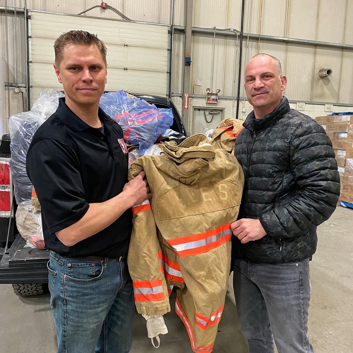 StrathconaFire's tweet photo. For several years now, L2461 Firefighters have been proud to work alongside @EFFU_209 to support @ffaidukraine in providing much needed gear and equipment to be shipped to firefighters in Ukraine. 

#strathfire #strathco #ukraine #iaff https://t.co/myYllg7uFC