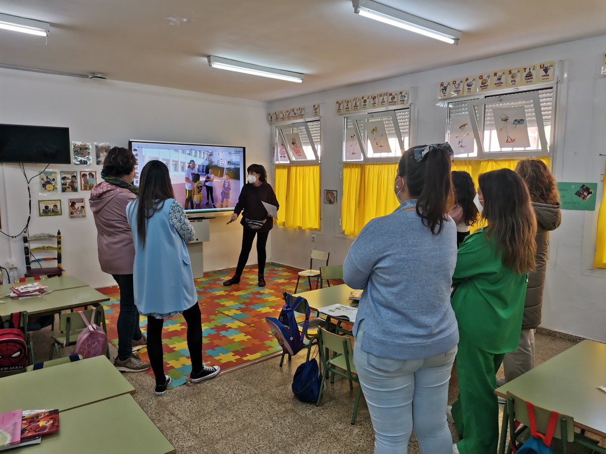 CEIPJuan23Zafra's tweet photo. Hoy hemos vuelto a recibir a nuestras compañeras del CEIP. Patriarca San José de Fuentes de León, CEIP Ntra. Sra. de la Asunción de La Parra y CEIP. Amalia de Sajonia de Santa Amalia, dentro del programa #muévete22 Toca compartir y experimentar sobre ABP, #auladelfuturo y #Rebex https://t.co/25umdyplQo