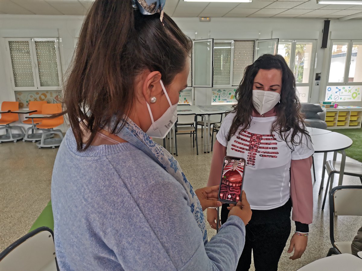 CEIPJuan23Zafra's tweet photo. Hoy hemos vuelto a recibir a nuestras compañeras del CEIP. Patriarca San José de Fuentes de León, CEIP Ntra. Sra. de la Asunción de La Parra y CEIP. Amalia de Sajonia de Santa Amalia, dentro del programa #muévete22 Toca compartir y experimentar sobre ABP, #auladelfuturo y #Rebex https://t.co/25umdyplQo