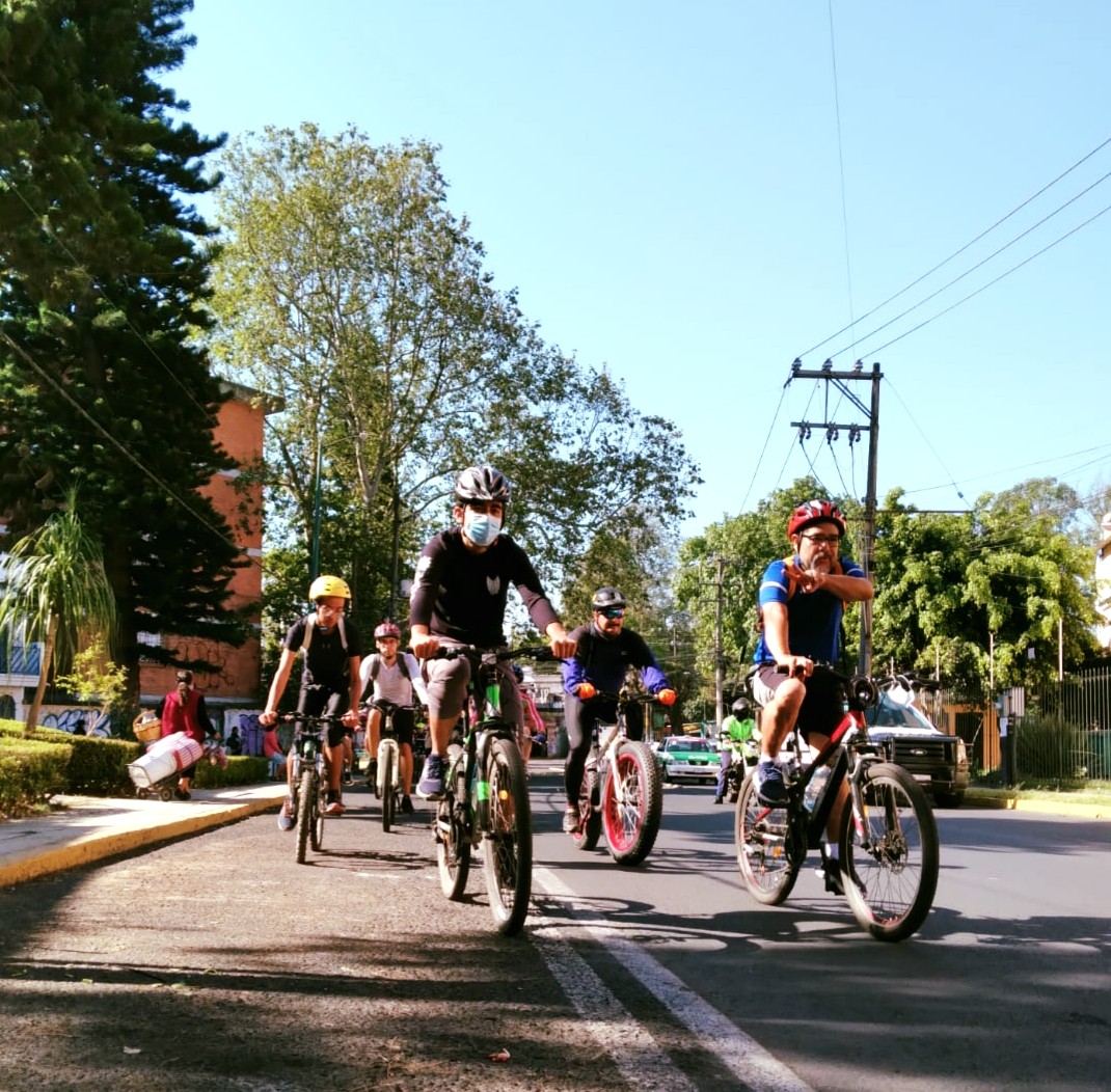 CoSustenta's tweet photo. 😍🚲 ¡Te compartimos algunas fotos de la #RodadaUV!
Estuvimos muy felices de ver a tantas caras nuevas 🙌
✅ Ya estamos planeando la ruta de la siguiente, ¿a dónde te gustaría ir? ¿O en qué región te gustaría una #RodadaUV? 👉¡Cuéntanos, te leemos https://t.co/a2iVamztIy