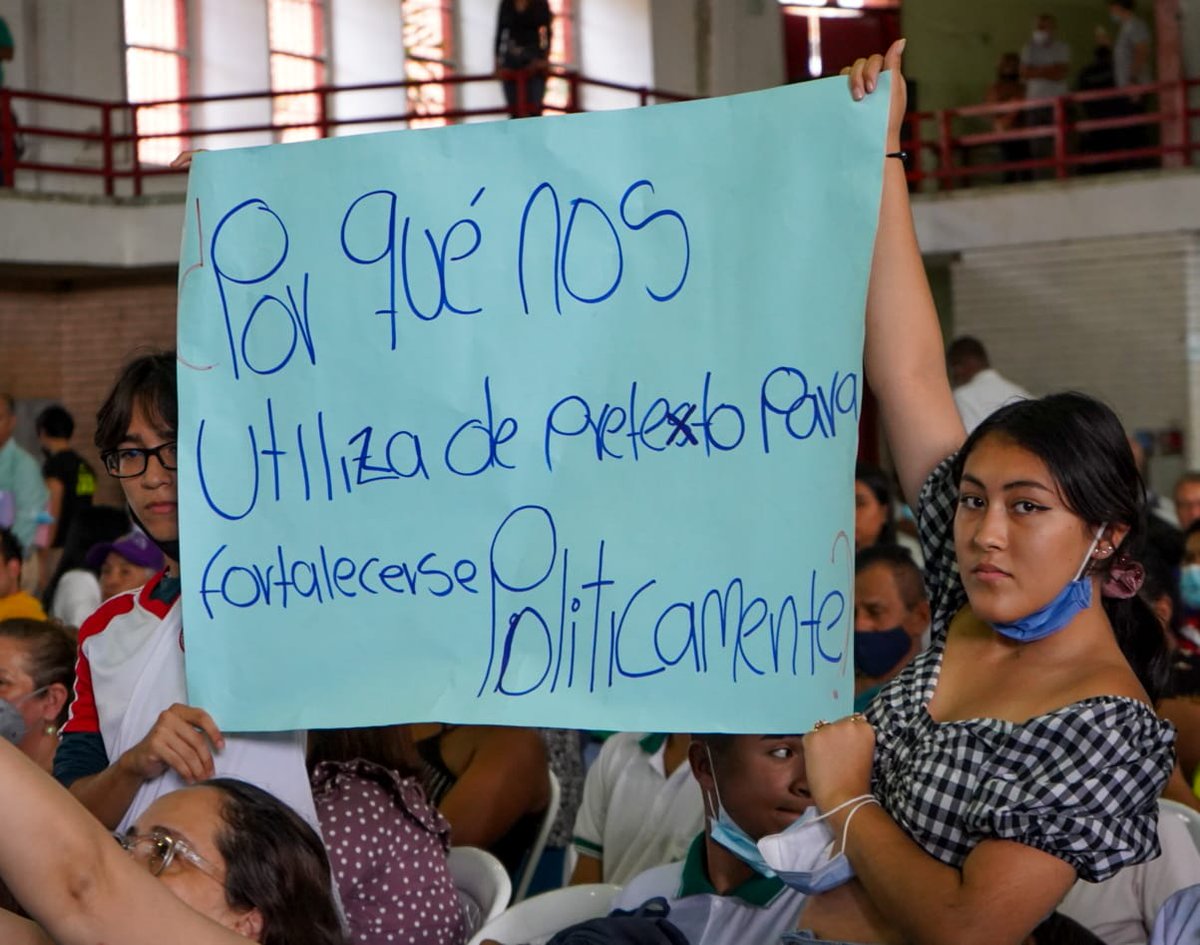 robertoortizu's tweet photo. En el Cabildo Abierto para salvar al Colegio de Santa Librada se observaron pancartas contra el alcalde Ospina, en su intervención dió una clase de historia patria y de como tramar, le tiro la pelota al Concejo. Alcalde de los 650 mil millones invierta en esa institución... https://t.co/iQFD1juKDs
