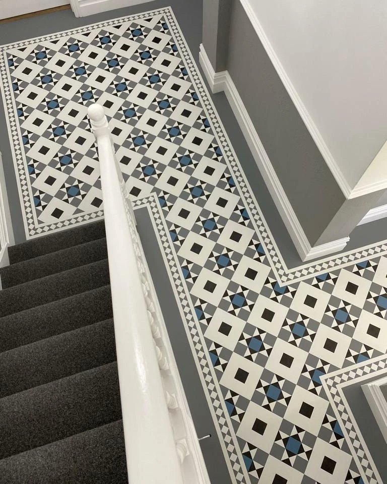 🔥What an Entrance!🔥 Karndean Heritage takes this hallway to another level. It's the Clifton floor with a classic pattern & monochrome mixed with Azure and Dove Grey. We did the stairs & landing here too with some lovely 100% wool Centrepoint from Telenzo, colour Coal.👍