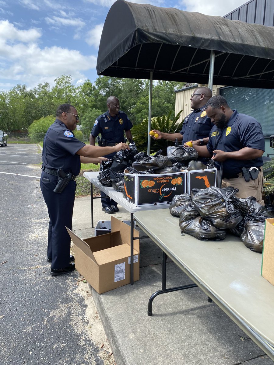 QuincyPolice's tweet photo. The community food distribution was a huge success!  Thank you to all our community partners! https://t.co/MMvpO9AcV8