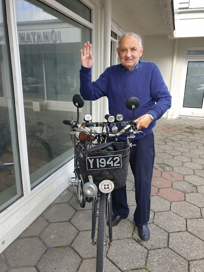 Konungur Kópavogs ætti nú skilið smá fjölmiðlaumfjöllun á þessum tímamótum. Jói á hjólinu er áttræður í dag.