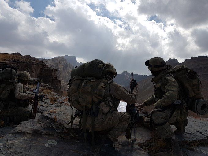 O kadar dolu ki toprağın şanla,

Bir değil, sanki bin vatan gibisin.

Yüce dağlarına çöken dumanla,

Göklerde yazılı destan gibisin.

Şehitlerimize saygı ve rahmetle… 🇹🇷
