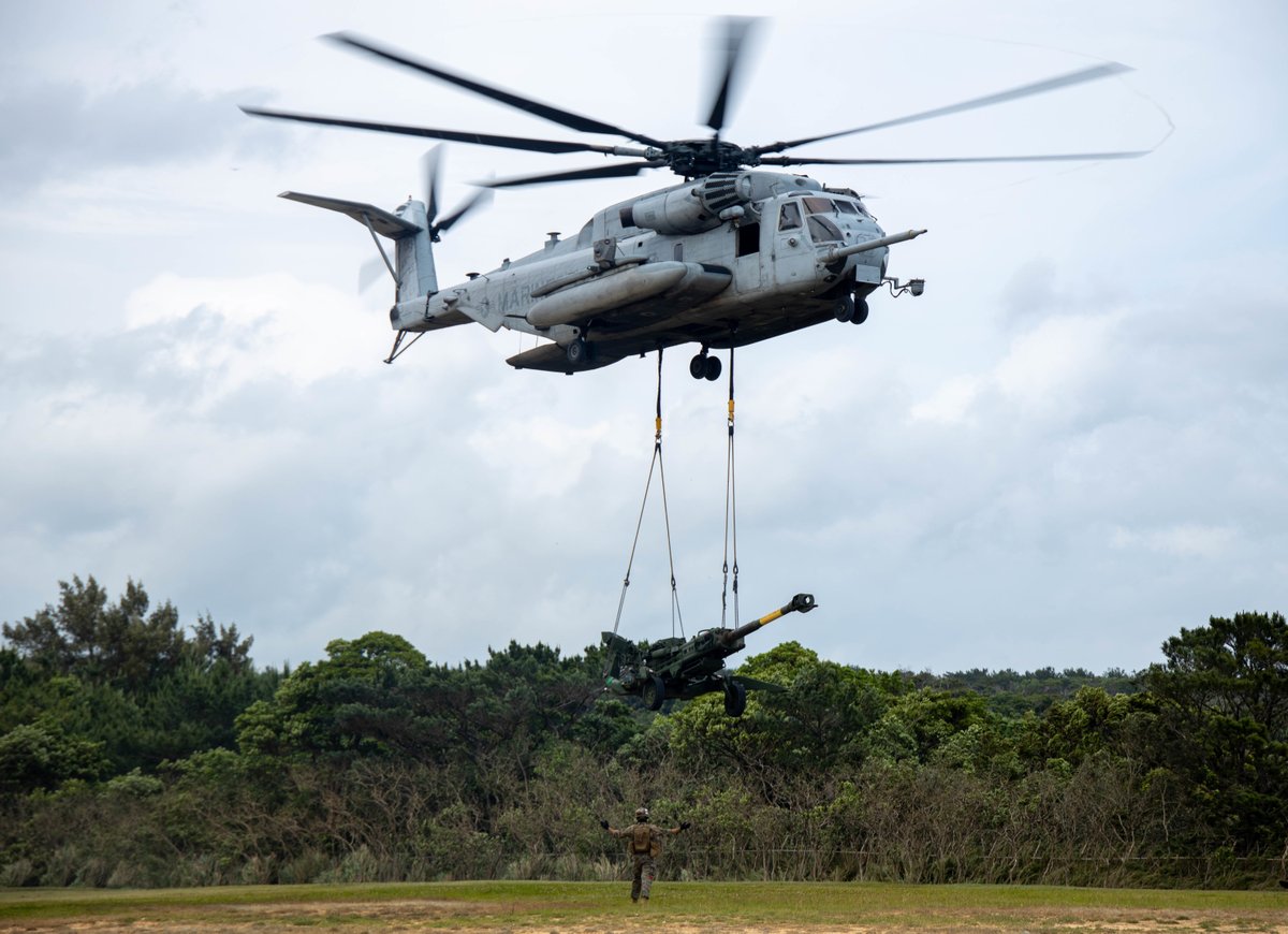 A CH-53 Sea Stallion with @1stMAW_Marines lifts an M77 howitzer