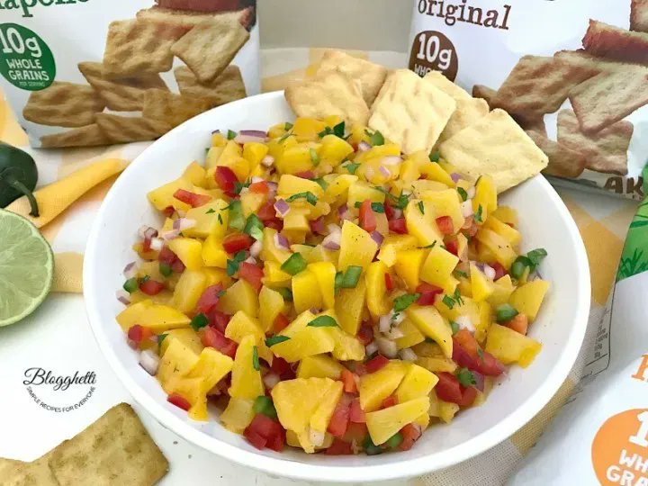 Blogghetti's tweet photo. This easy homemade peach salsa is bursting with summer flavor and perfect for any backyard summer BBQ. #summergrilling #cornbreadcrisps #peach #salsa #dips #recipe #yum https://t.co/1paj3kEmAj https://t.co/ZDyumLQlna