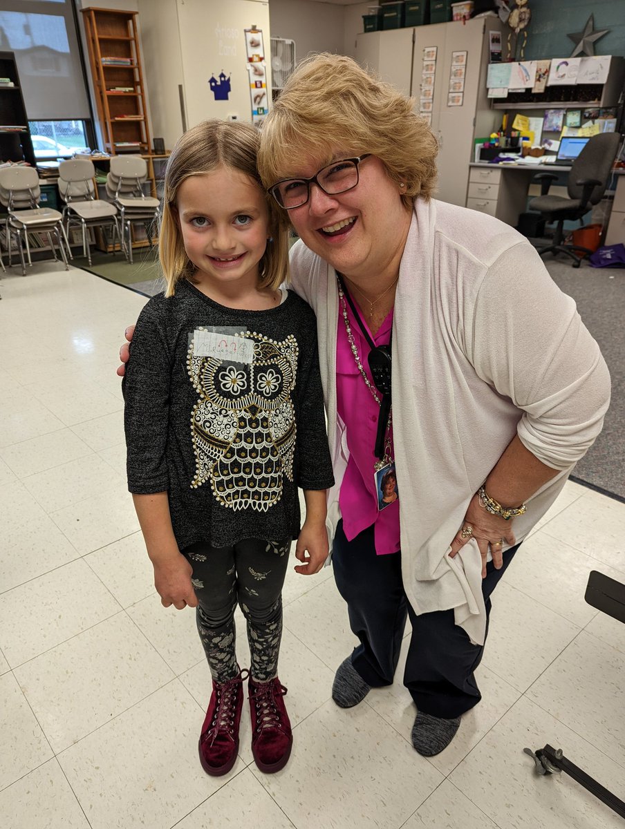 Krwpiano's tweet photo. Dress up like teacher today. Here is my 1st grade twin 😉 #Violetallstars https://t.co/X6bMRizV9H