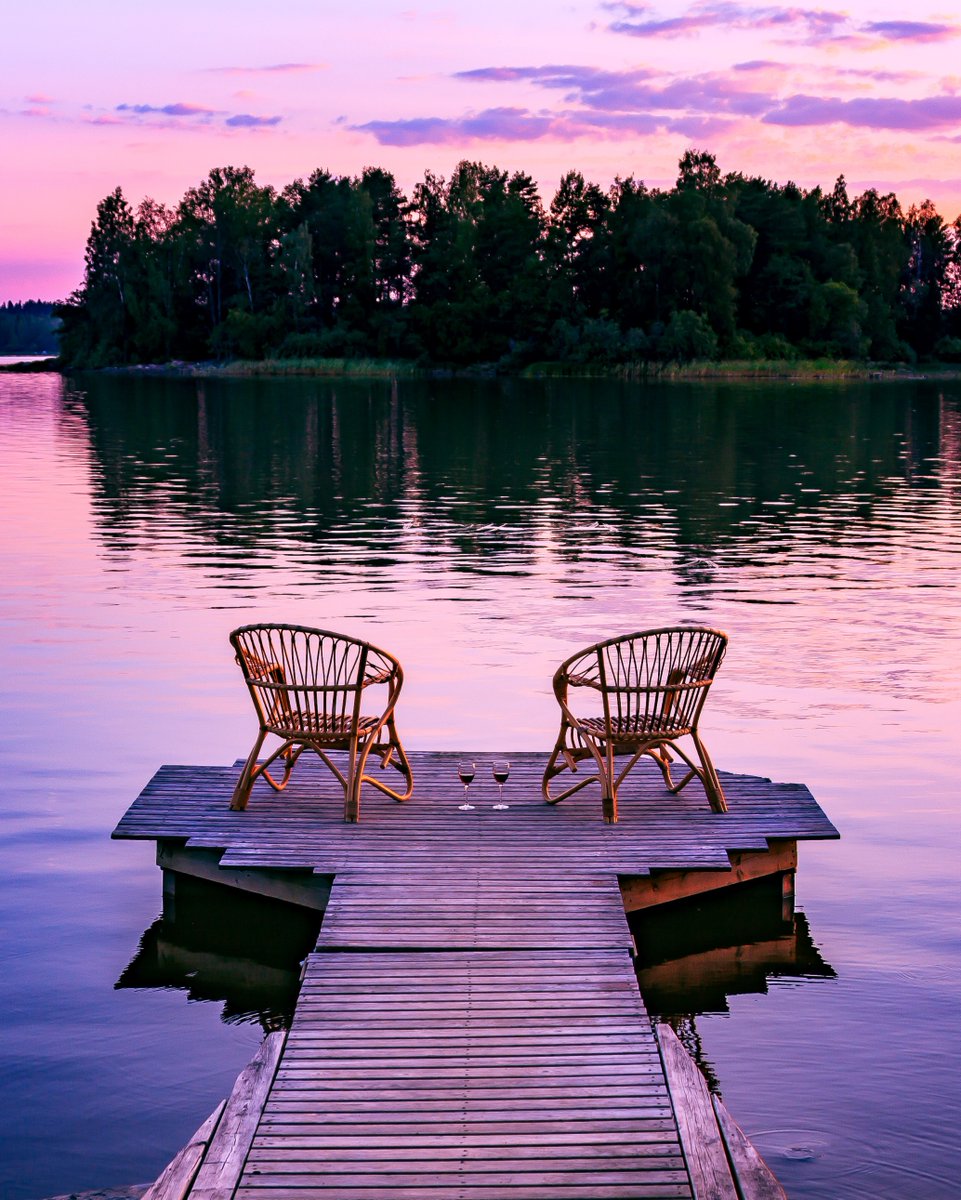kwafwine's tweet photo. Pssst! Hey, you!
Yeah, you, #cottage season is almost upon us and we can't help but feel #excited. 
We've already started packing our #essentials too (it's just #wine right now 😉) 
Do you have a #favourite cottage #city? 
Let us know in the #comments below! 👇 https://t.co/RwJXCrj5m7