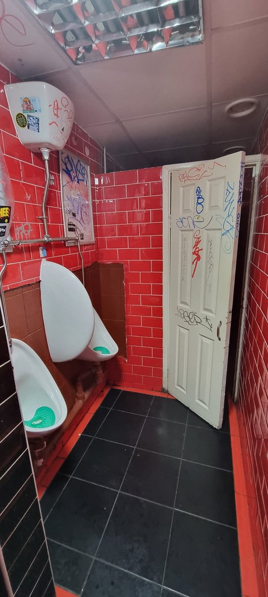 IrishPubToilets's tweet photo. Frank Ryan's, Smithfield. #Dublin #dublinpub #Irishpub #dublinbypub #Dublin7 https://t.co/qwBQ17IcmW