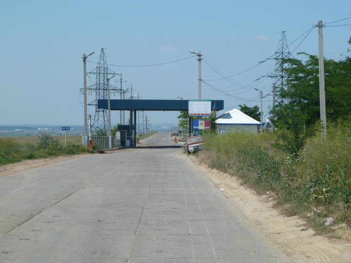 I walked across that sliver of Moldovan territory once from the Ukrainian border post to the Romanian one. Interesting geographic quirk but quite consequential these days..