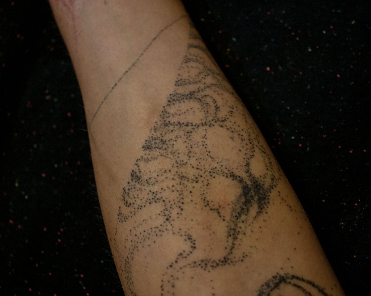 Ornitha_art's tweet photo. J'improvise et je joue avec de l'encre et des points et des trucs, je les dissémine au hasard sans direction ni hiérarchie et j'observe l’énergie qui grouille et l'harmonie des motifs qui émergent du chaos. 
Je célèbre l'effervescence des Univers. https://t.co/8wyGmyV6Cq https://t.co/N1yjBej3hr