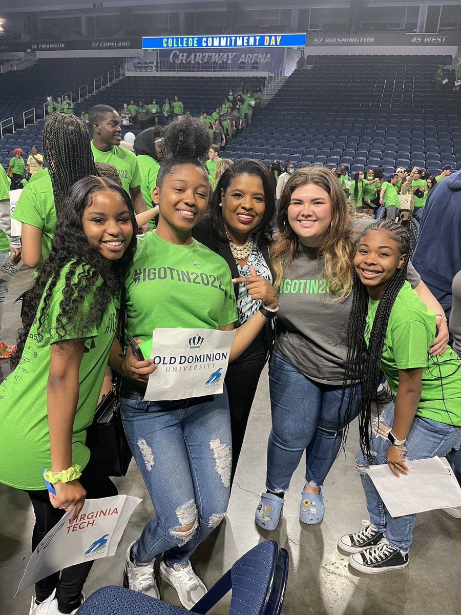 NPSchools_VA's tweet photo. Congratulations to the NPS students who committed to colleges &amp; won scholarships during #CollegeCommitmentDay!
 
Supt. Dr. Byrdsong helped celebrate our scholars during the @AccessCollegeFd event, which returned after a hiatus due to the pandemic.
 
#IGotIn2022 #WeGotIn #NPSProud https://t.co/IMe9gpONYt
