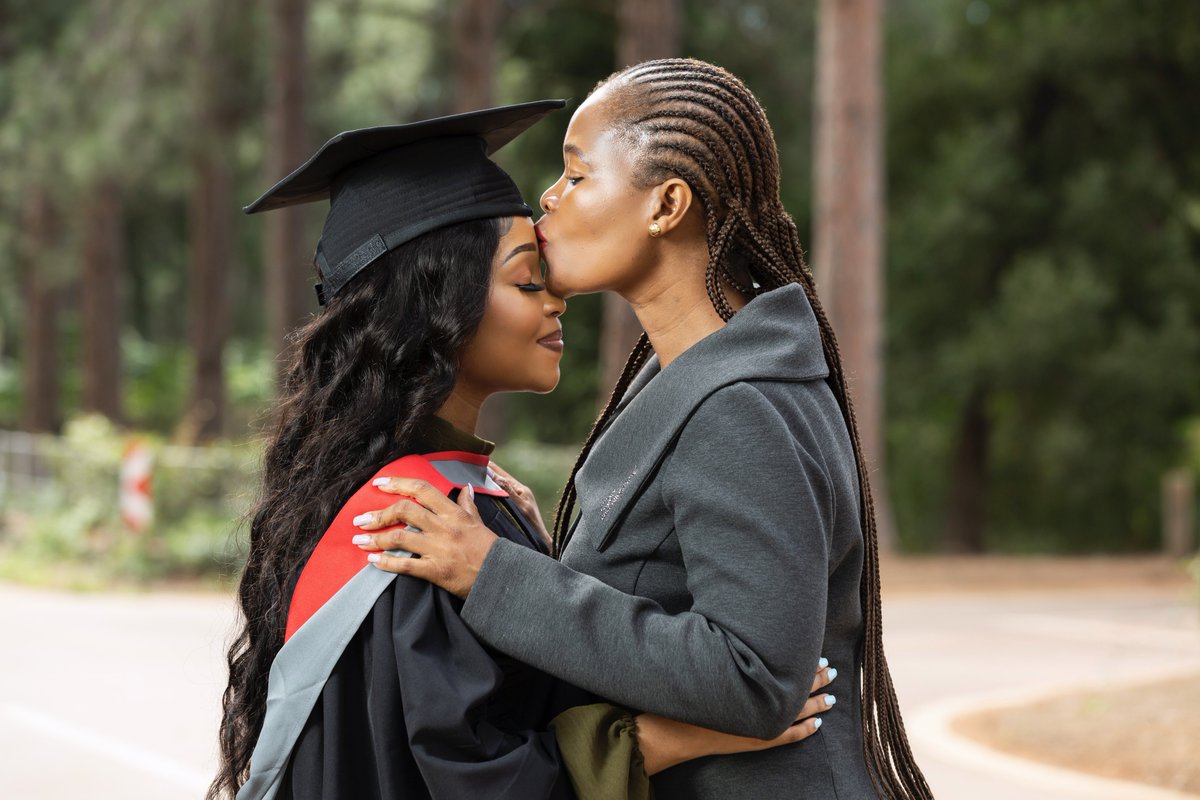 its_ketsi's tweet photo. please don’t forget to add “and she’s a lawyer” next time you refer to me 🥺🥺🥺👩🏽‍🎓 https://t.co/7qONyLWNQn
