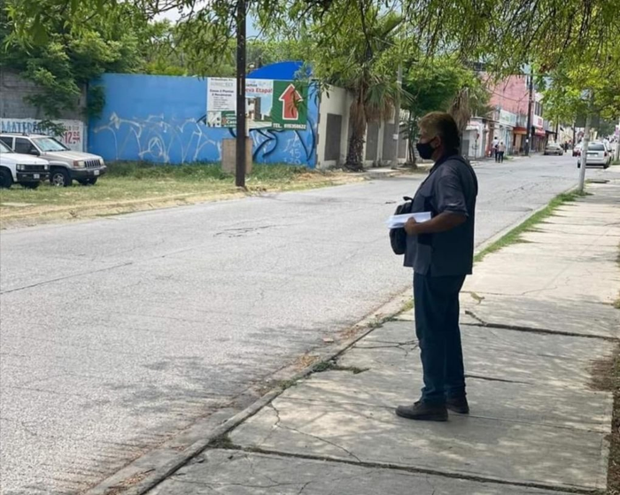 golfo43's tweet photo. #YolandaMartinezCadena desesperado y sin recursos materiales, es como el papa de Yolanda busca incansablemente a si hija, ver esta foto tomada de @ShiirleyHdez se ve solo al señor es desesperante #ayudemo @samuel_garcias @MayteVillasana @nelvaldez @cesarvakero1 @VecinoJuarezNL https://t.co/7tGlFijDUe