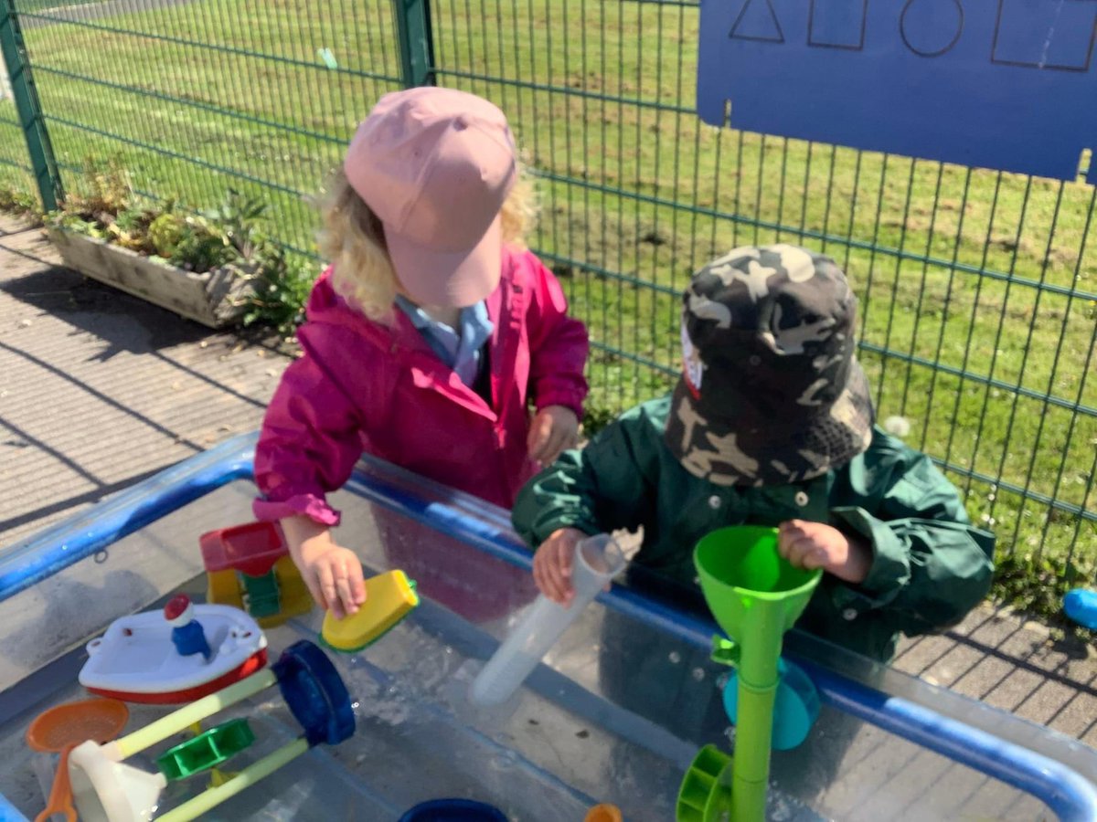 ManorCourtEYC's tweet photo. Today we enjoyed the sunshine what a glorious day! Water play, reading books in the shade and playing with diggers in the soil. So much fun. https://t.co/FnTAlIlPFC