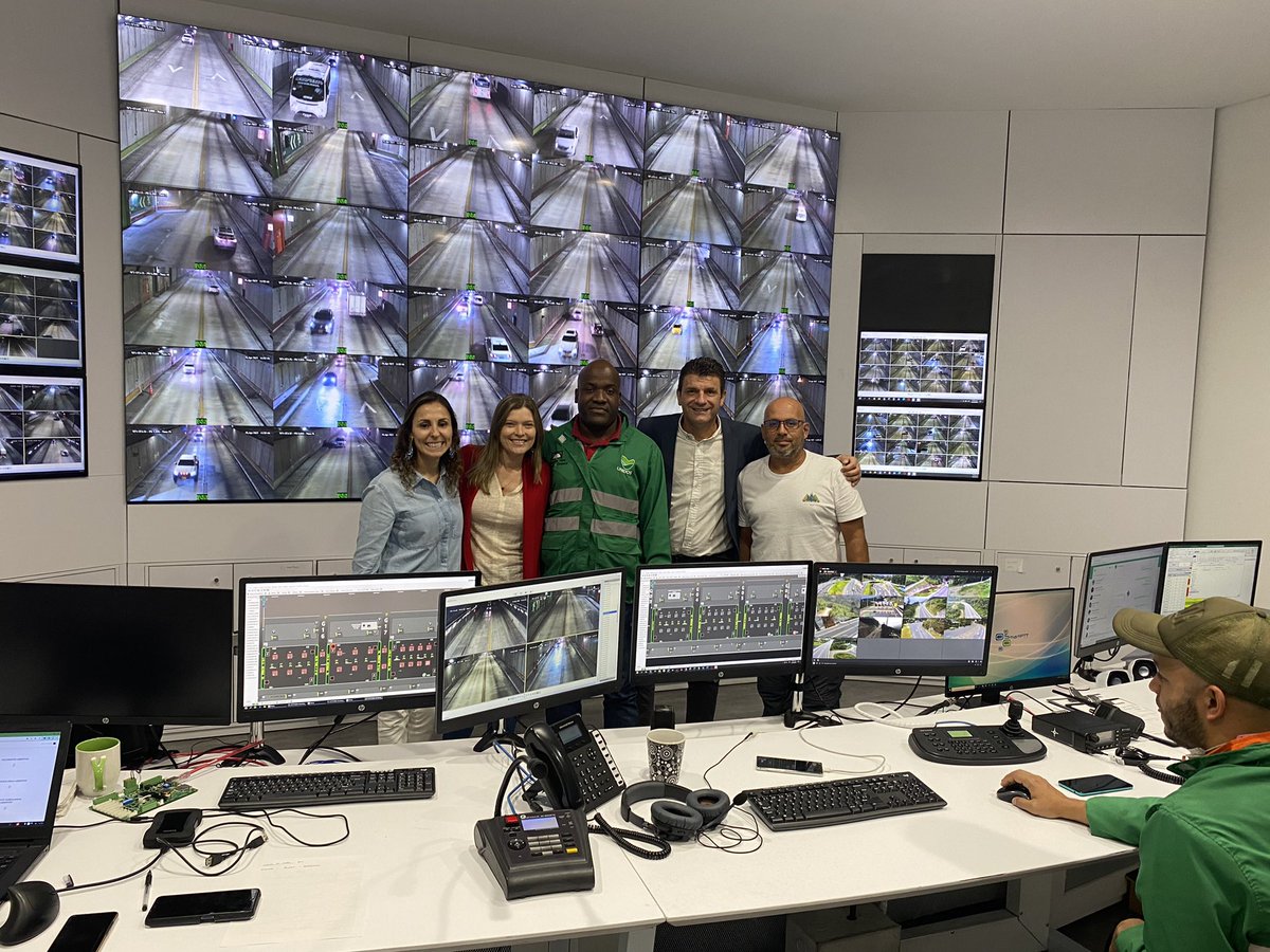 marcelabaenar's tweet photo. En el corazón del Túnel Oriente @ConcesionTAO Centro de Control con cerca de 96 cámaras al interior del túnel @jhonjaimeosorio https://t.co/3UPX45GQTt