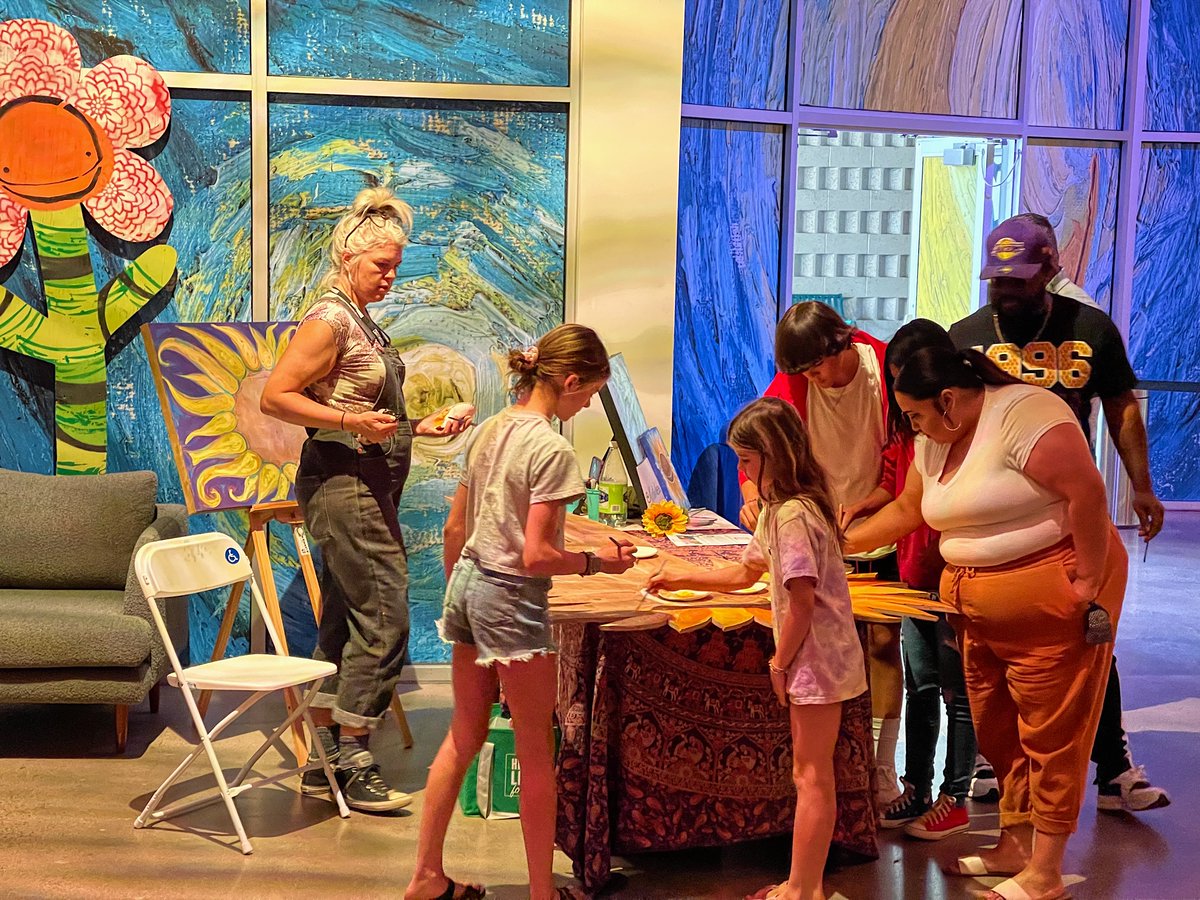 vangoghphoenix's tweet photo. Lighthouse ArtSpace Phoenix welcomes @kristinwesley as our FIRST Artist in Residence! 🎉 Kristin will be at our venue this Wednesday, Thursday, and Friday. 🖌️ Be sure to stop by and add your touch to the painted sunflowers! 🌻 

#ImmersiveKlimt #ImmersiveVanGogh #Phoenix https://t.co/V08DyNV07B