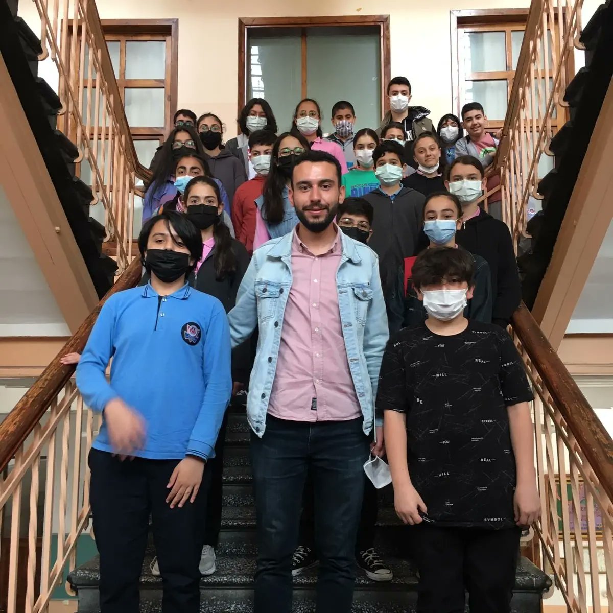 SehitVedat's tweet photo. 8. Sınıf öğrencilerimiz ile Rehber öğretmenimiz Çağdaş Aça bugün Vefa Lisesi 'ne gittiler. Bizleri ağırlayan Vefa Lisesine ve Ulaşım konusunda desteklerini esirgemeyen @sultangazibeled 'ne teşekkür ederiz. 
@sultangazimem1 https://t.co/joFHUkhv14