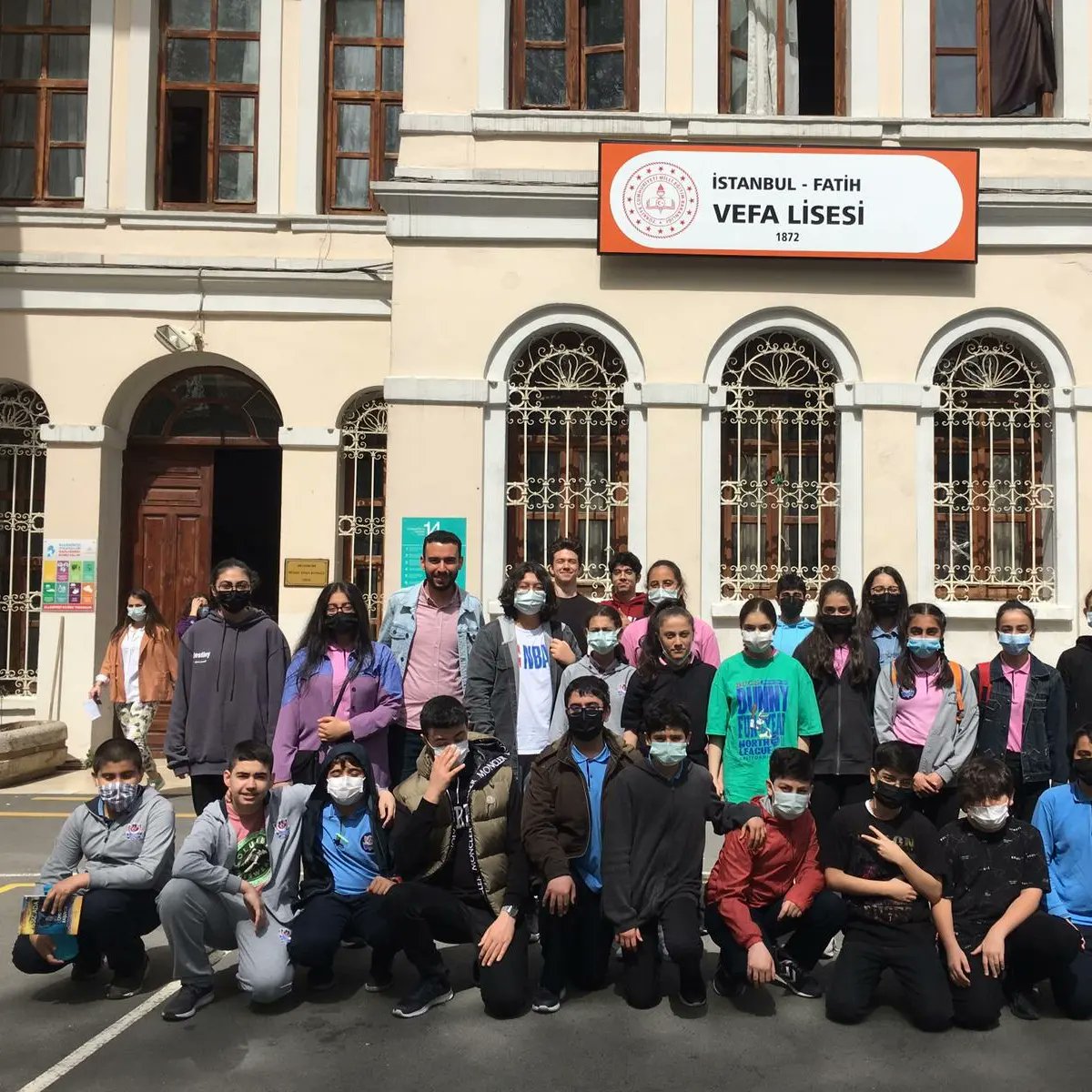 SehitVedat's tweet photo. 8. Sınıf öğrencilerimiz ile Rehber öğretmenimiz Çağdaş Aça bugün Vefa Lisesi 'ne gittiler. Bizleri ağırlayan Vefa Lisesine ve Ulaşım konusunda desteklerini esirgemeyen @sultangazibeled 'ne teşekkür ederiz. 
@sultangazimem1 https://t.co/joFHUkhv14