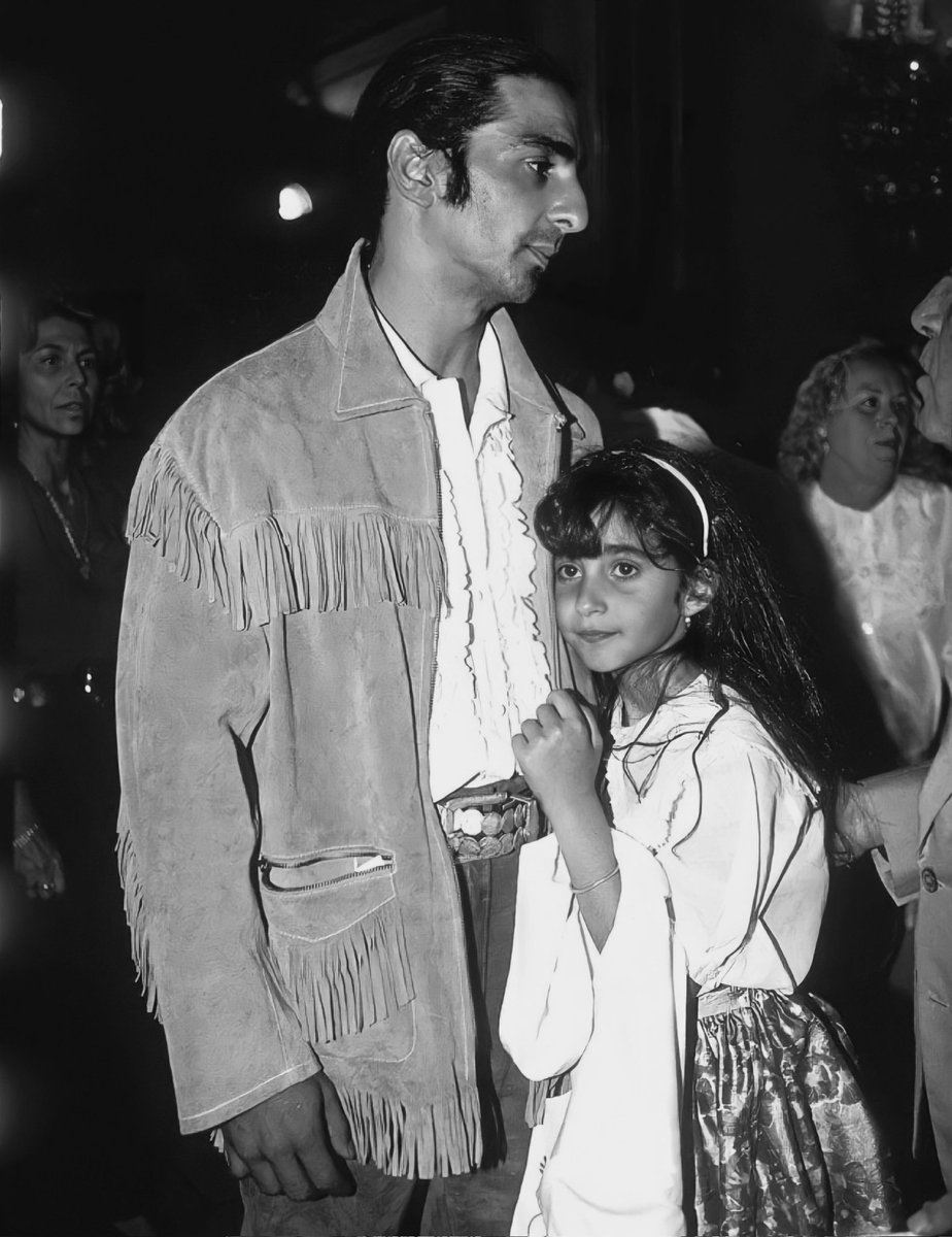 Tan bonita, tan morena
tan gitana como era, 
la flor que siempre quise en mi jardín