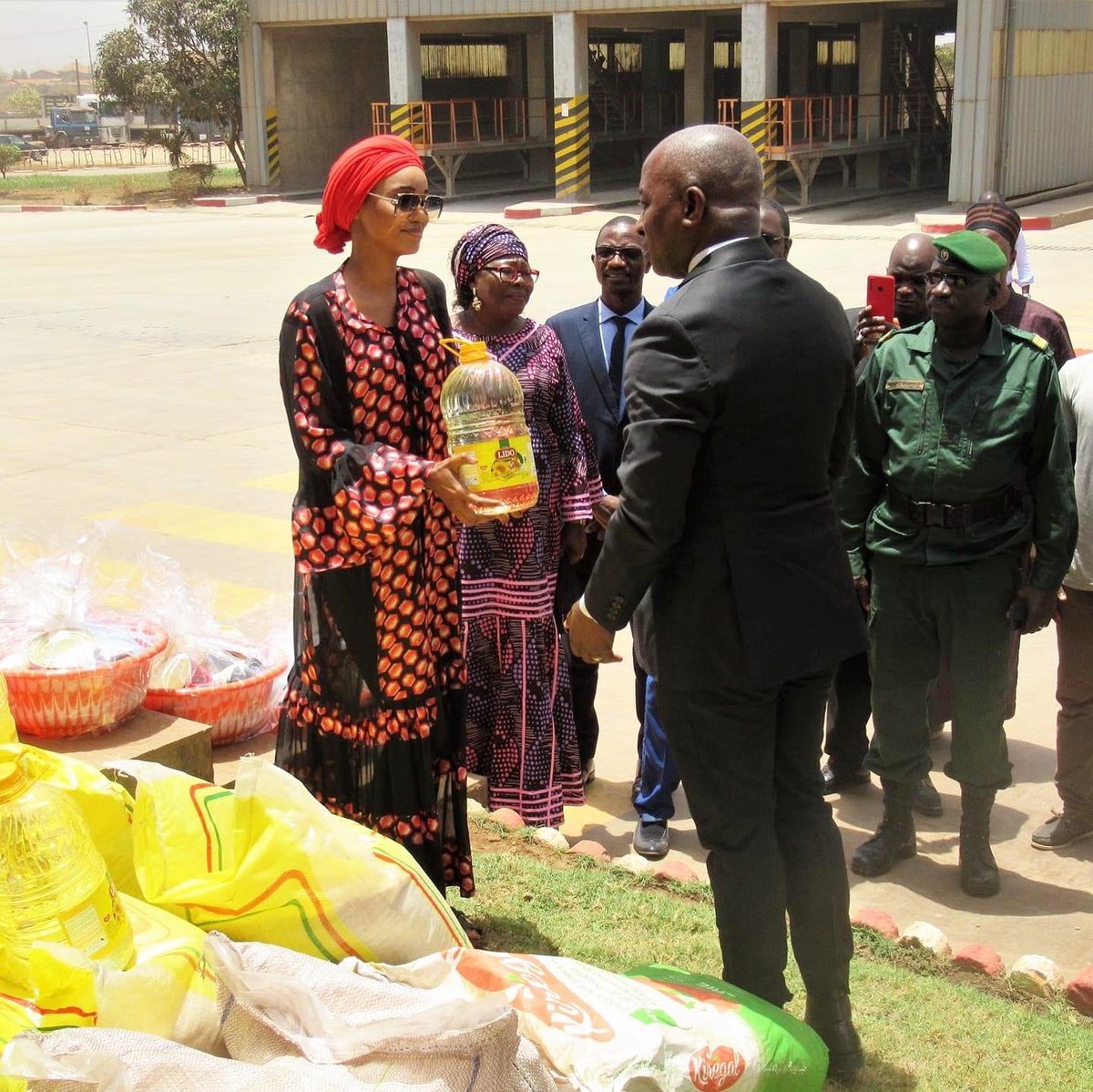 DaffMariama's tweet photo. Aujourd’hui nous avons reçu une importante quantité de vivre de la part de l’entreprise de Ciment @Cimaf,dans le cadre de remise de don Ramadan.
Nous remercions infiniment  le DG de Cimaf et toute l’équipe pour ce geste humanitaire à l’égard de cette couche vulnérable🙏. https://t.co/imp8Fmetvh