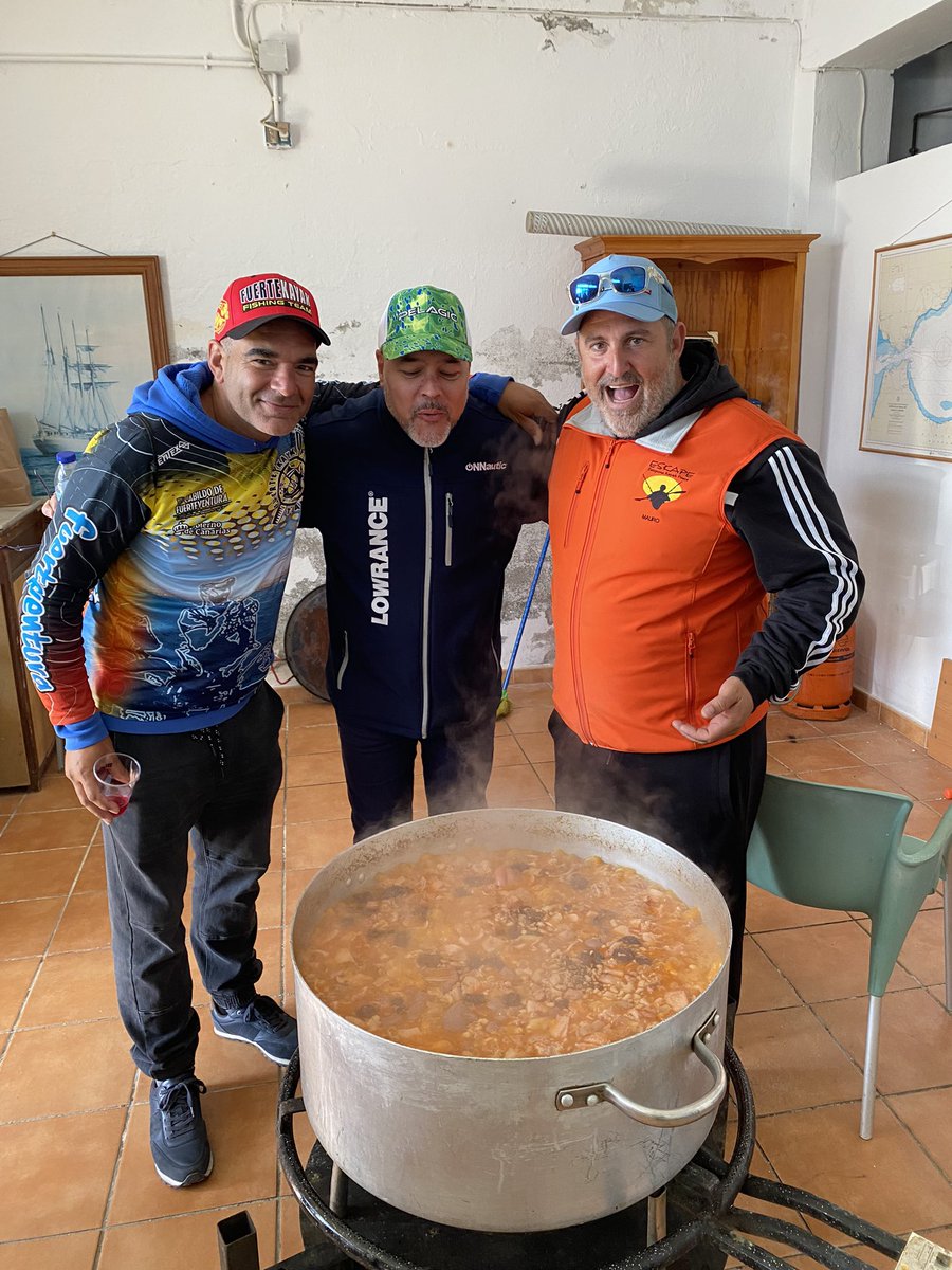 fmorilla75's tweet photo. Sexto Open de Estepona Pesca en kayak un par de fotillos . 
El tiempo no acompañó , pero si el gran ambiente que todos los años tiene este gran Open organizado por Manolo Couñago Reyes y Fran Garcia Soto  del club Eskape de Estepona . 
Dar la enhorabuena y muchas gracias . 🚣🎣🐟 https://t.co/ebQlvX2bRg
