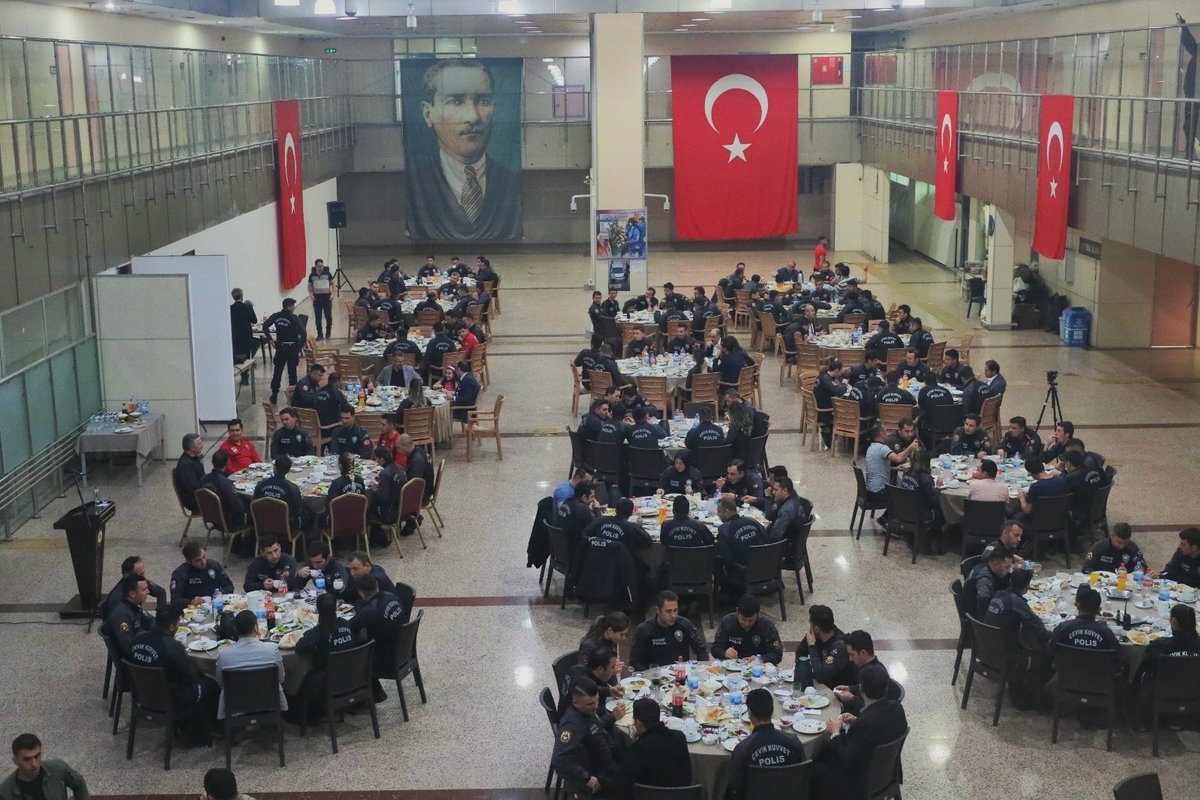 İl Emniyet Müdürümüz Sn. Dr. Hüseyin AŞKIN, Çevik Kuvvet Şube Müdürlüğümüzde görevli meslektaşlarımız ile düzenlen iftar programına katıldı.