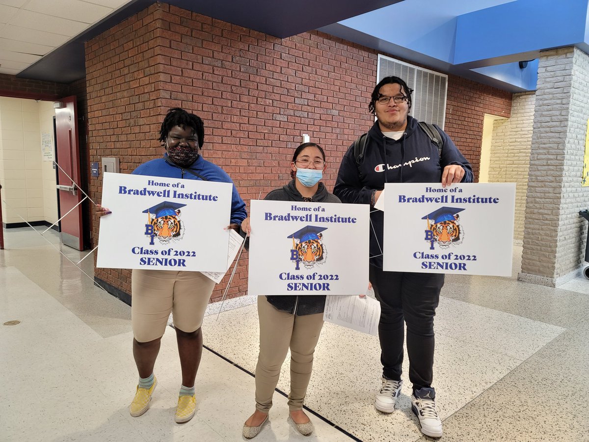bi_cheer's tweet photo. We have some happy 😊 people walking our hallways today. 
😆👏🏾👏🏾💙🐅🎓
#seniorsigns #almostthere #proudmoment #happyseniors #yardsigns https://t.co/hQtRbxCtnd