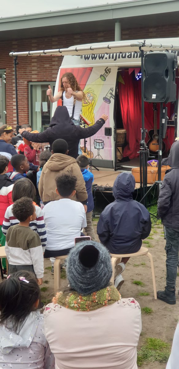 Pro deo #kindervoorstelling gespeeld op #AZC #TerApel n.a.v. bericht <a href="/Kinderombudsvrw/">Margrite Kalverboer</a> Was top. Nu nog even die kinderen een menswaardig bestaan geven met respect voor #kinderrechten