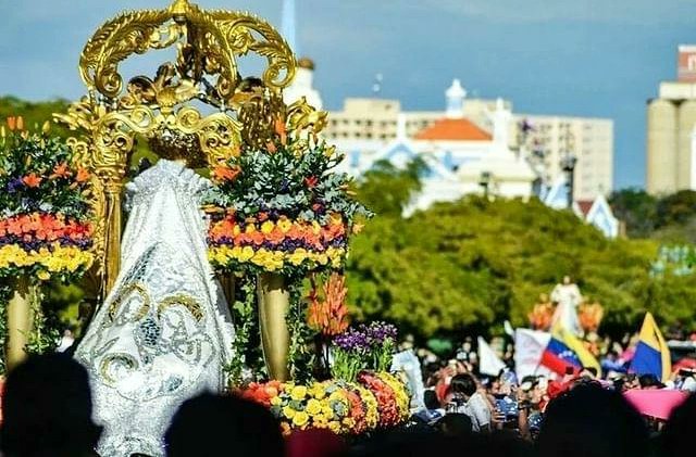 UNICAeduve's tweet photo. 🎥 RESÚMEN FOTOGRÁFICO 2: FESTIVIDAD DE LA DIVINA MISERICORDIA ||
Te presentamos el resumen fotográfico de la Procesión del Cristo de la Divina Misericordia y Santa Eucaristía presidida por el Pbro. Dr. Eduardo Ortigoza #RectorUNICA el pasado Domingo 24 de Abril. https://t.co/j7LDr0ItGF