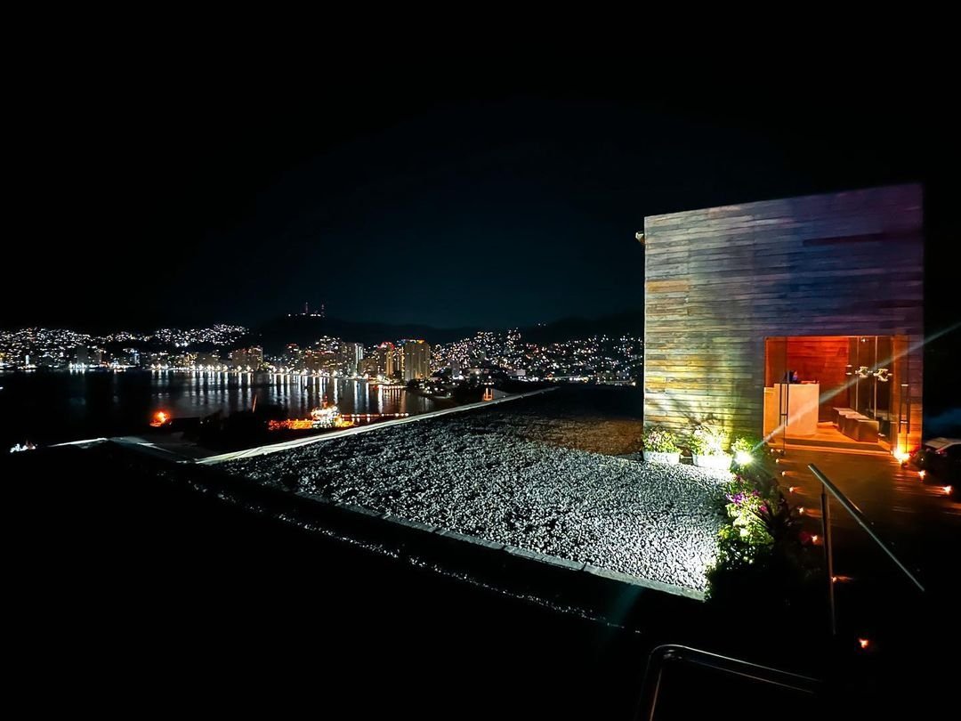 Al caer la noche, vive la magia de #BeccoAlMare #Acapulco.

Fotografía ➡️ @veri_rq9