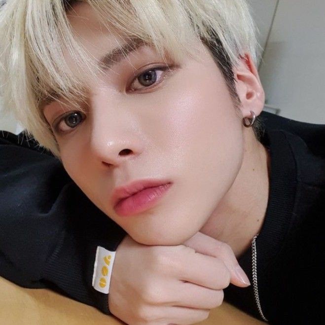 0105feed's tweet photo. this genre of tyun and sieun selcas>> https://t.co/uayfeC485W