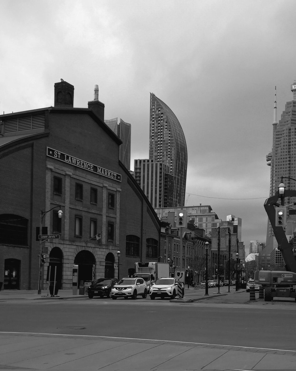 RJZTV's tweet photo. Looking up #Frontst #stlawrencemarket, a #reachtruck &amp; the #cntower hidding in the #background.

#Torontowalks 
#torontotourguide 
#toronto 
#downtown
https://t.co/paeleAVxYW https://t.co/UvSf1TgxZw