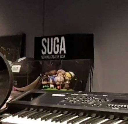 starswholisten5's tweet photo. I cant believe we actually saw them during Yoongi's live on his birthday and just thought them to be TinyTans!
More than a month later &amp; here we are🤣
The boys legit wave spoilers at us and we look the other way🤣
Can't wait for more In the SEOM behind~Missed the RUN BTS laughter https://t.co/9zr7uQaa6T