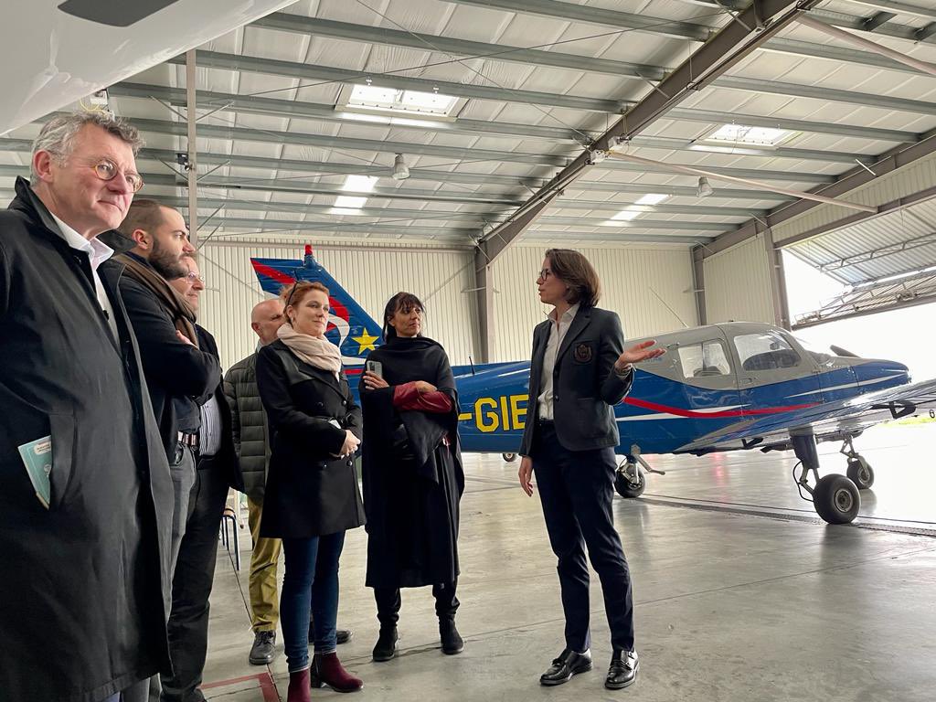 L_Moncondhuy's tweet photo. Journée de visites avec une belle délégation partenariale de @Grand_Poitiers.
➡️ À la découverte de sites aériens portant un projet différent, pour nourrir nos réflexions sur l’avenir de notre aéroport : l’ex-base ✈️ @labase217 à Brétigny s/Orge &amp; l’aérodrome de Toussus-le-Noble. https://t.co/xisFjxeWZJ