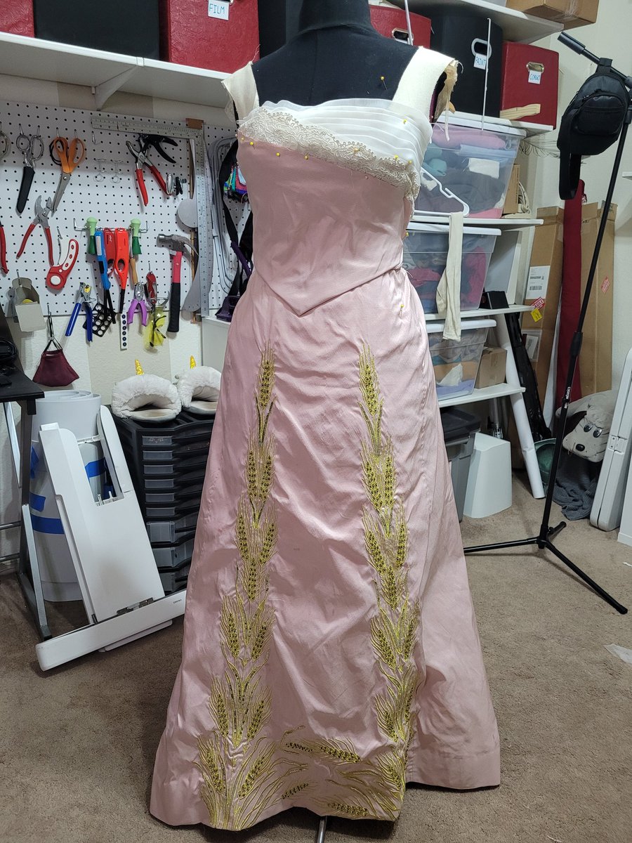 rhaeyat's tweet photo. Figuring out this worth gown, oooaf. https://t.co/PvBraekEKK