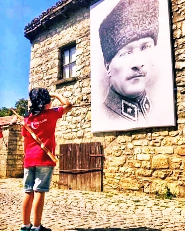 JaleAknc2's tweet photo. .
…
Bir #selam ver,
Günün #çiçekleri açsın.
Bir #GÜNAYDIN de,
Bütün #gönüller AYSIN.
Minesi dolana dek günün #güneşin,
Bir #sözün bir #gülüşün
Bir de #sevginle.
Gün #mutlu,
Gün #umutlu,
Gün #aydınlık AKSIN!..🙋♀️❤️🇹🇷😊
#Umutla🙏🙋♀️🦋📚🇹🇷❤️🇹🇷💐
GÜNAYDINNNNNNNNN🌻☕️🌻 https://t.co/iVwQiVNO3e