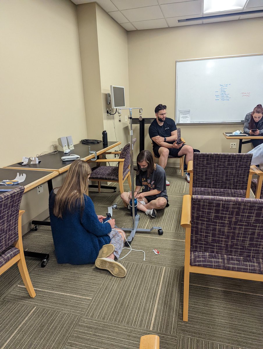 CrystalLincol12's tweet image. #BMME490 team collaborating on the design of their sepsis scenario @UNCsim @UNCNCSUBME @HesseGabriella @gene_hobbs