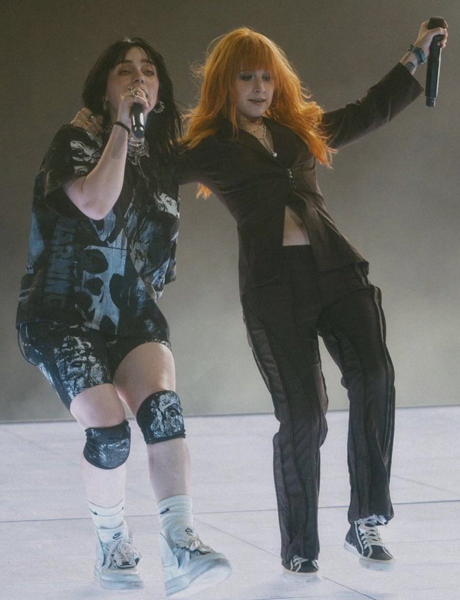 hayleysoutfits's tweet photo. hayley williams and billie eilish, coachella 2022 https://t.co/MuHhxg3K14