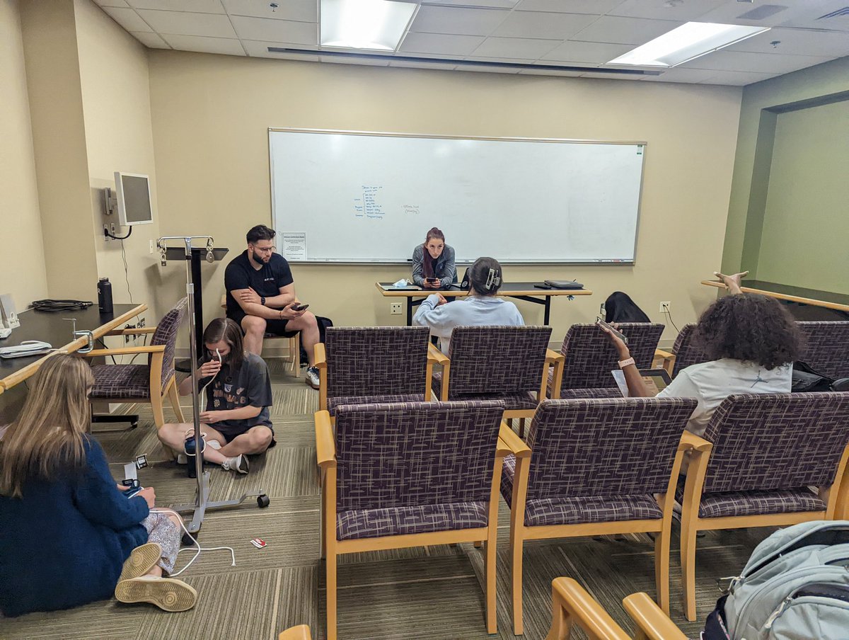 CrystalLincol12's tweet image. #BMME490 team collaborating on the design of their sepsis scenario @UNCsim @UNCNCSUBME @HesseGabriella @gene_hobbs