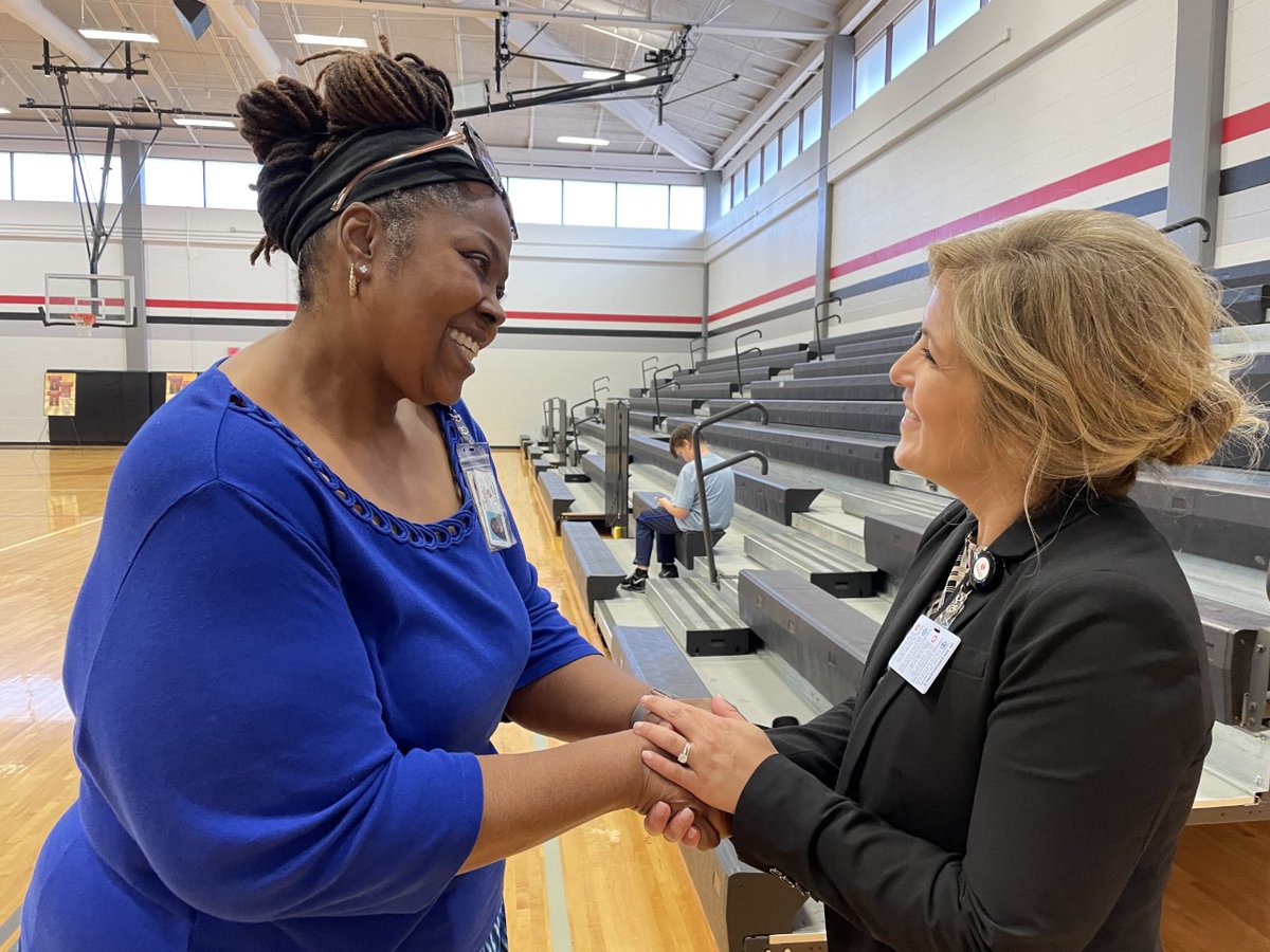 Plano_Schools's tweet photo. Great Meet &amp; Greet today at @Hendrick_Hawks.  Incoming Superintendent Dr. Theresa Williams is hosting these events to meet staff across the district. @HedgcoxeElem &amp; @StrongBobcats looked great in their spirit wear! Looking forward to tomorrow’s Meet &amp; Greet &amp; subsequent ones. https://t.co/KIUJkzSi6i