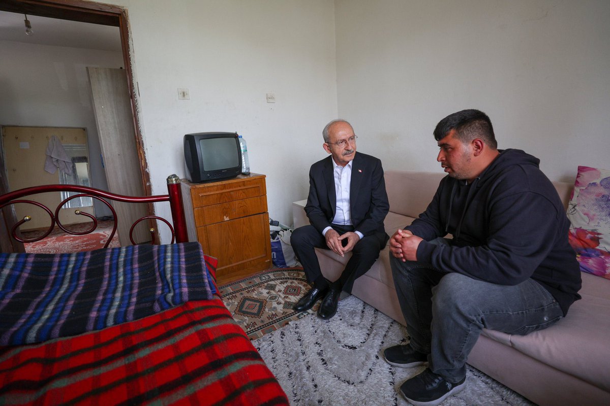 Eve ayakkabı ile girilmeyeceğini bilmeyecek kadar halktan kopuk bir muhalefet.

İşin trajikomik tarafı %25 oy alması.