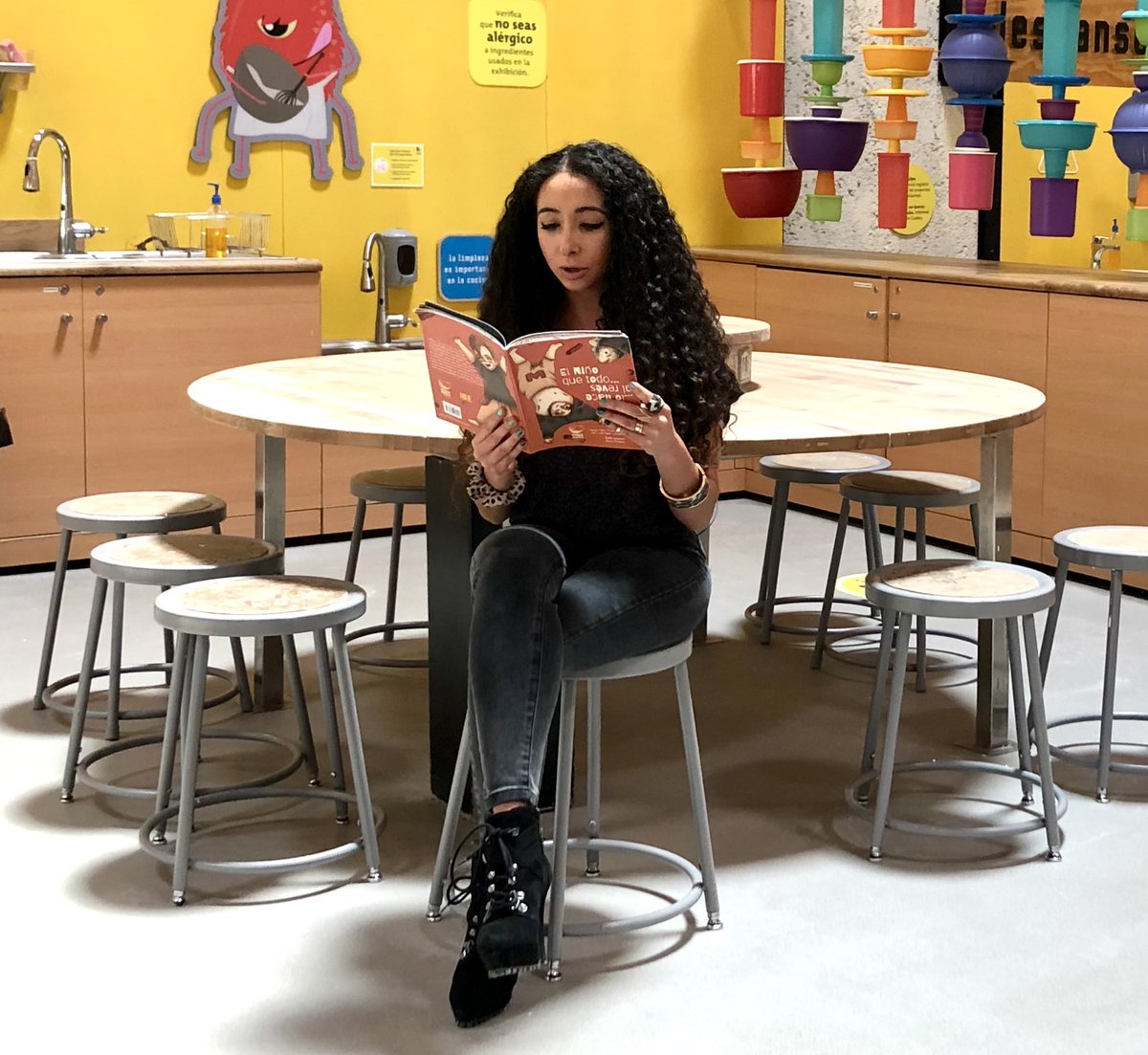 gaby_icv's tweet photo. 📚 No te pierdas la lectura en voz alta de los libros infantiles: ¡No, tú no! de Fanuel Hanán. Hunahpú e Ixbalanqué de Varinia del Ángel y El niño que todo lo hace al revés de Margie Haber en #CapitalDeLetras por @Capital_21 #LaChamacadaDel21 🤪

🗓️26 de abril
⏰ 20:30hrs
📺 21.1 https://t.co/JnHMAXNMa3