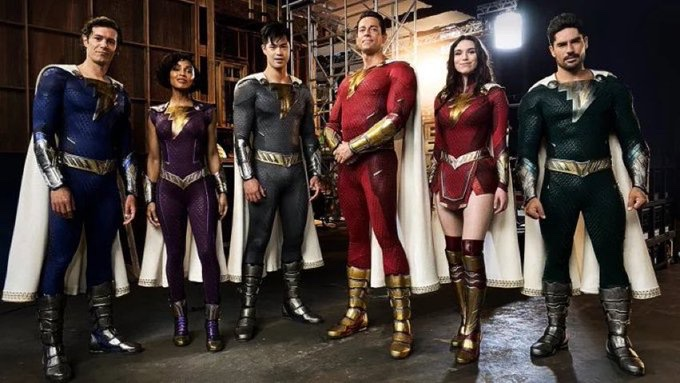 Basicamente o Shazam vai fazer uma piada com a vilã de Helen Mirren, dizendo que já assistiu Velozes e Furiosos, e sabe que salvar o mundo é sobre FAMÍLIA.