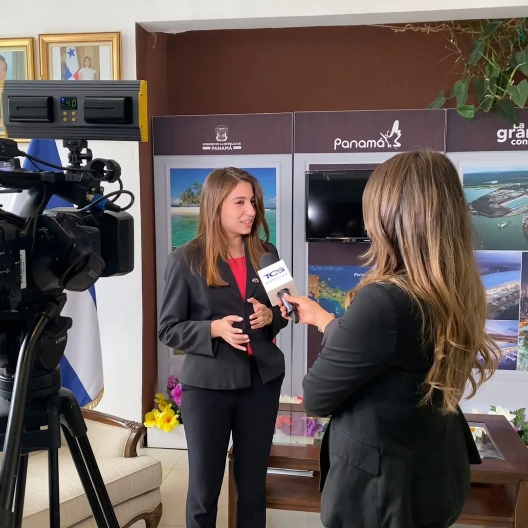 embpanamaeslv's tweet photo. S.E. @DavidEPalaciosP y el Enc. de Asuntos Consulares @ivan_karica recibieron a @tcsnoticias en una entrevista donde profundizaron sobre el programa de pasantías que nuestra Embajada promueve desde el año 2020 apoyando a jóvenes estudiantes.

#UnidosLoHacemos🇵🇦🇸🇻
@CancilleriaPma https://t.co/EKq92sFU10