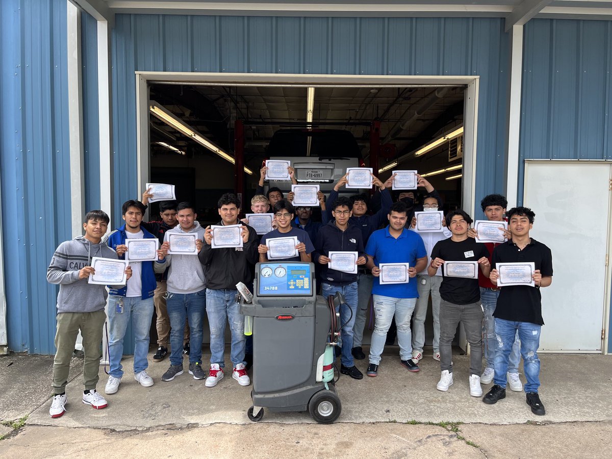 JerriNixon12's tweet photo. Shout out to our awesome Auto Tech Program. We had a group earn their first Industry Certification today. Go Huskies! @WHS_HUSKIES @WGocenter @HISDCTE https://t.co/bU2wrTmmkk