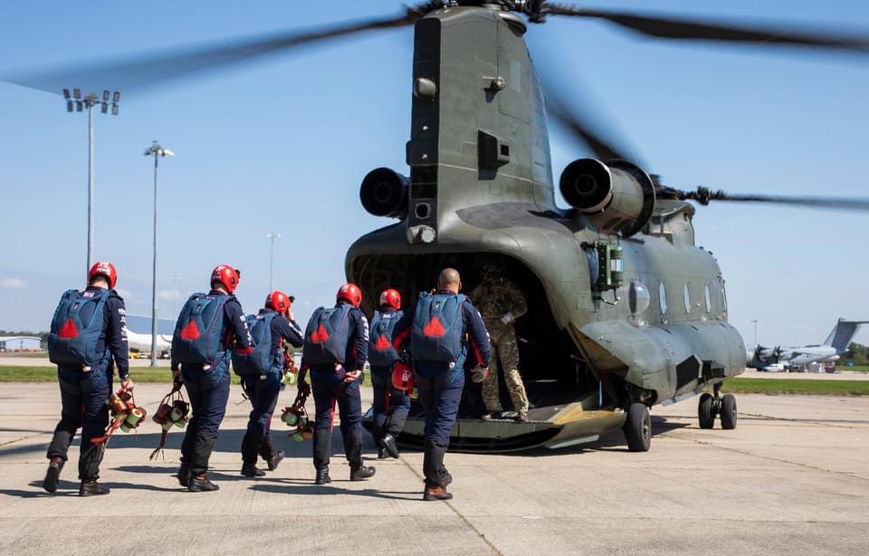 Ridge_Too_Far's tweet photo. โRed onโฆgreen onโฆsmoke onโฆ.go!โ
Launch day for the @RAFFalcons today @RAFBrizeNorton Privileged to be part of such a professional & dedicated display team this season, albeit firmly on the ground!! Literally talking the talkโฆ๐ค๐ช #Falcons #KnowledgeDispelsFear https://t.co/qaPcwb0Snf